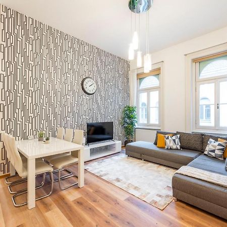 Spacious & Cozy Central Apartment W/ Terrace Budapest Extérieur photo